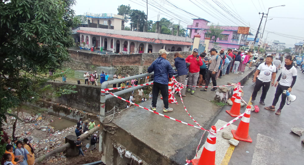 धरानमा पुल जोखिमा परेपछि जनश्रमदान