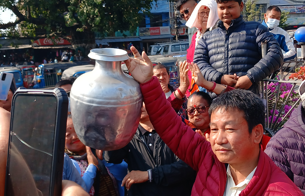 धरानका मेयर हर्क सम्पाङ रित्तो गाग्री बोकेर काठमाडौं पुगे